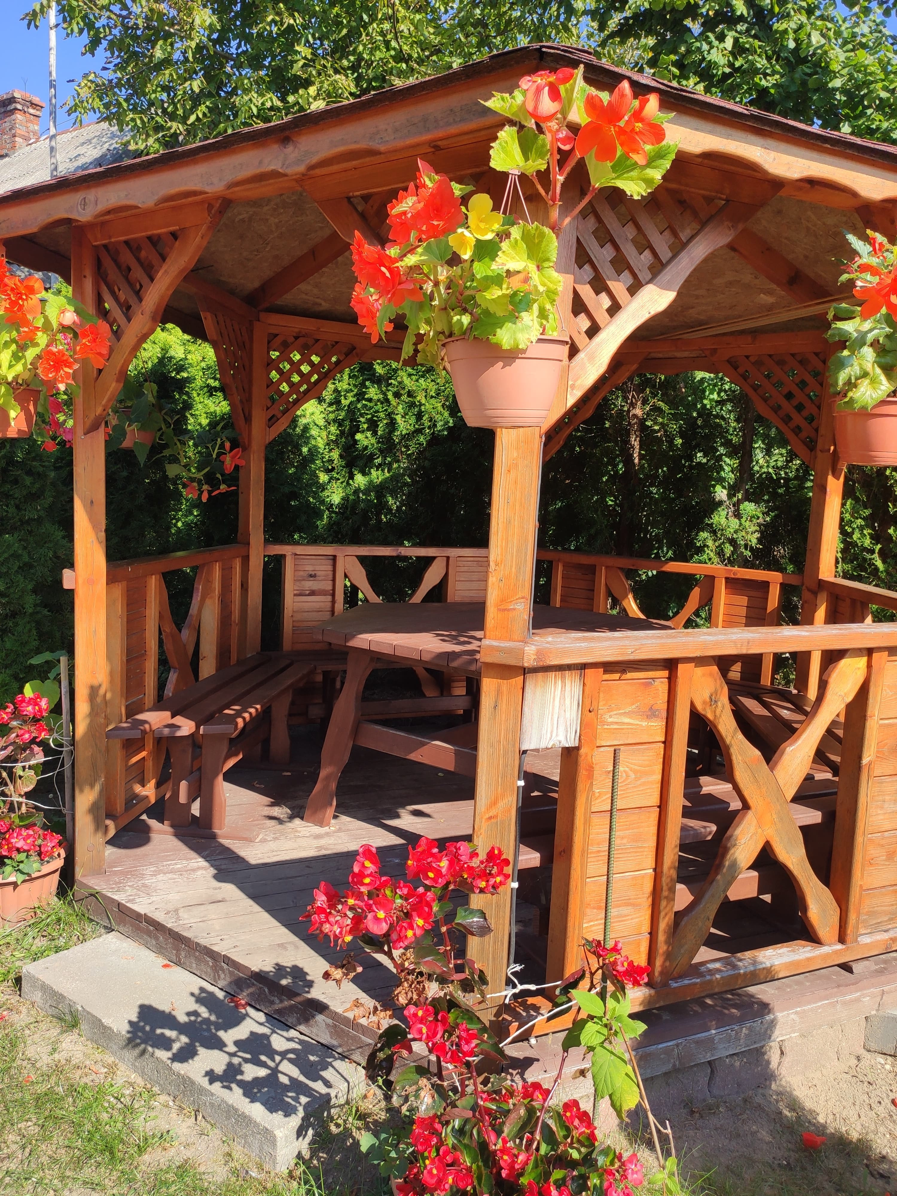 Drewniana altana do odpoczynku na świeżym powietrzu