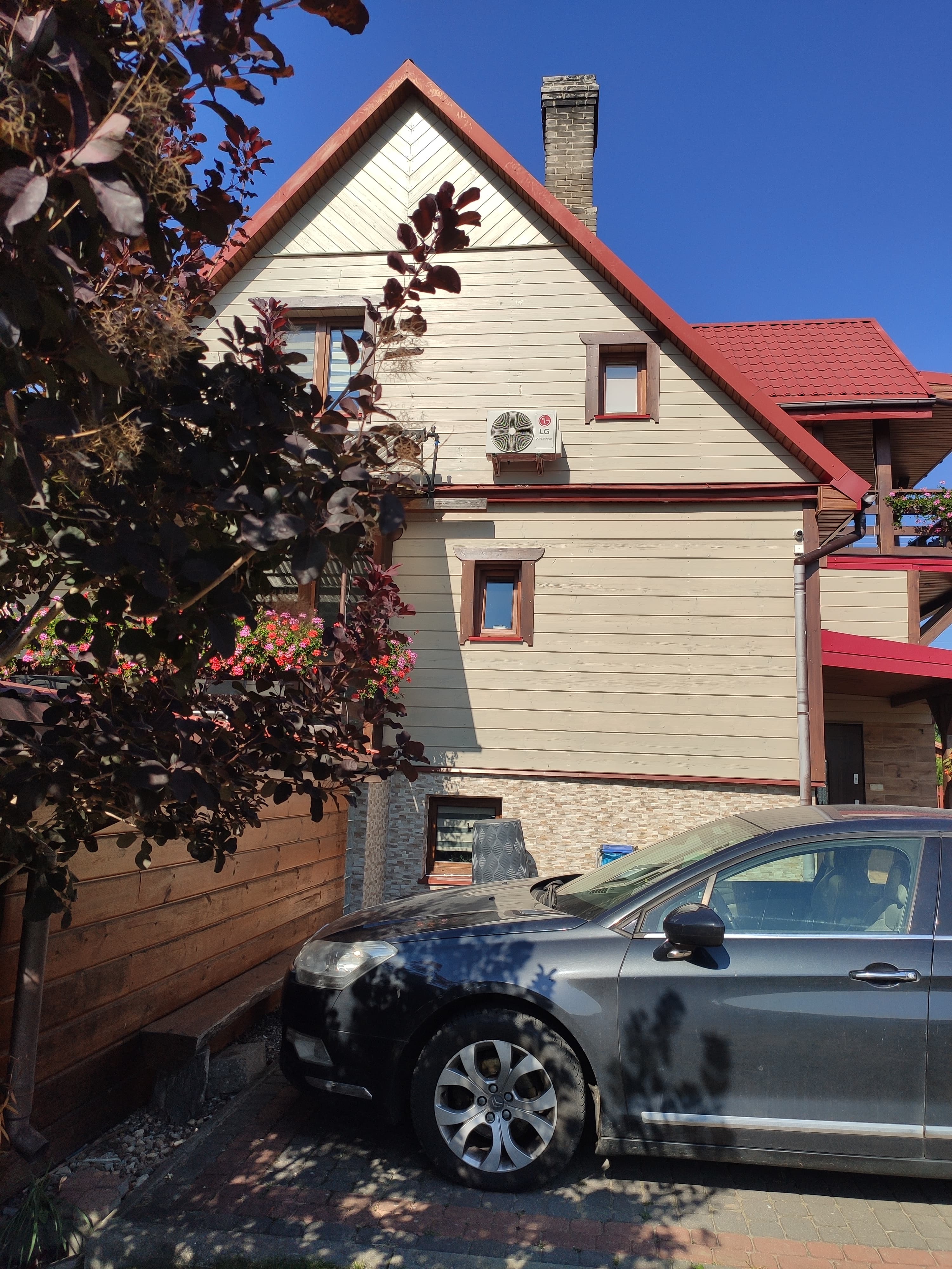 Widok na dom i parking dla gości