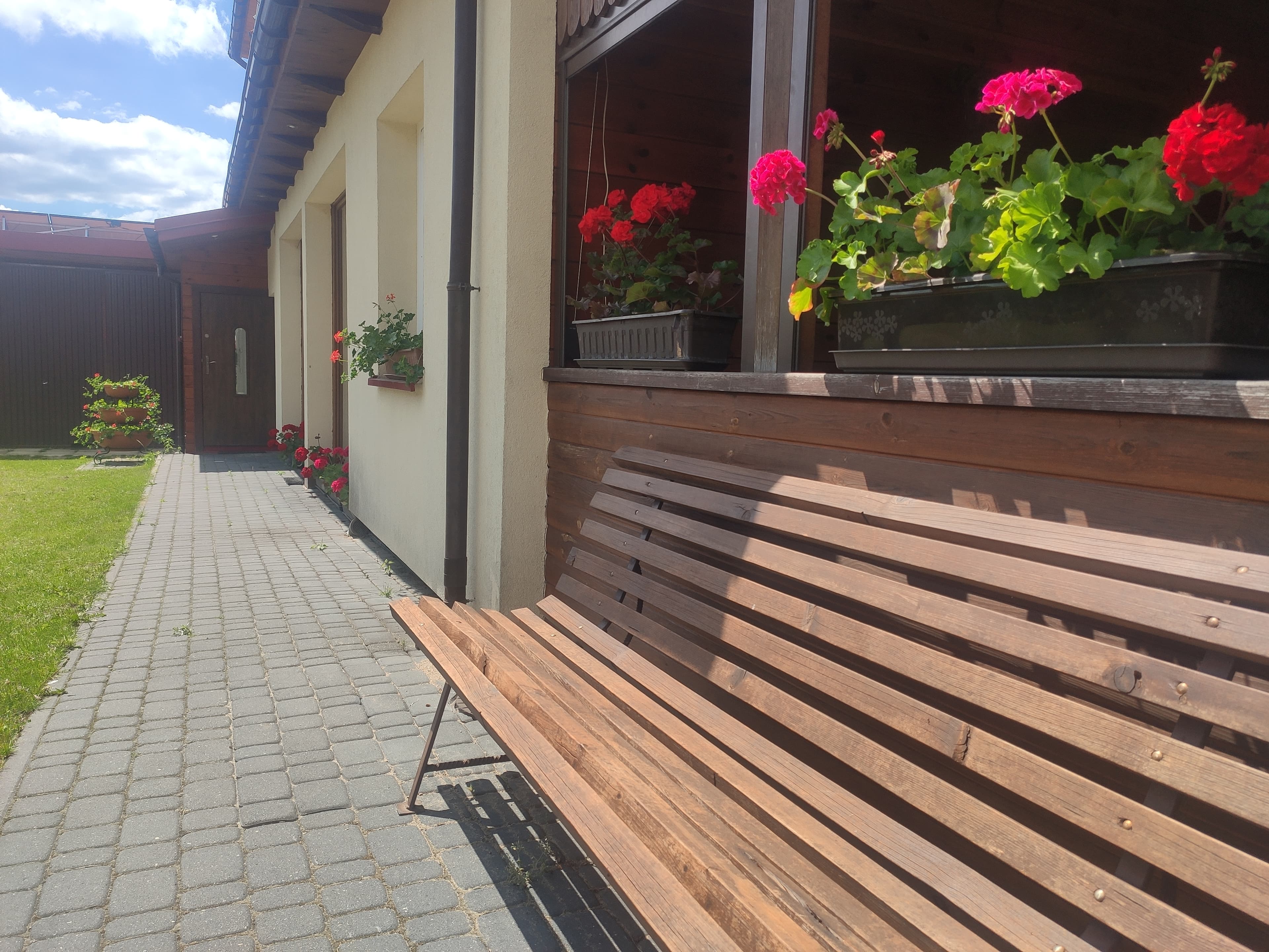 Urokliwa ławeczka w ogrodzie agroturystyki