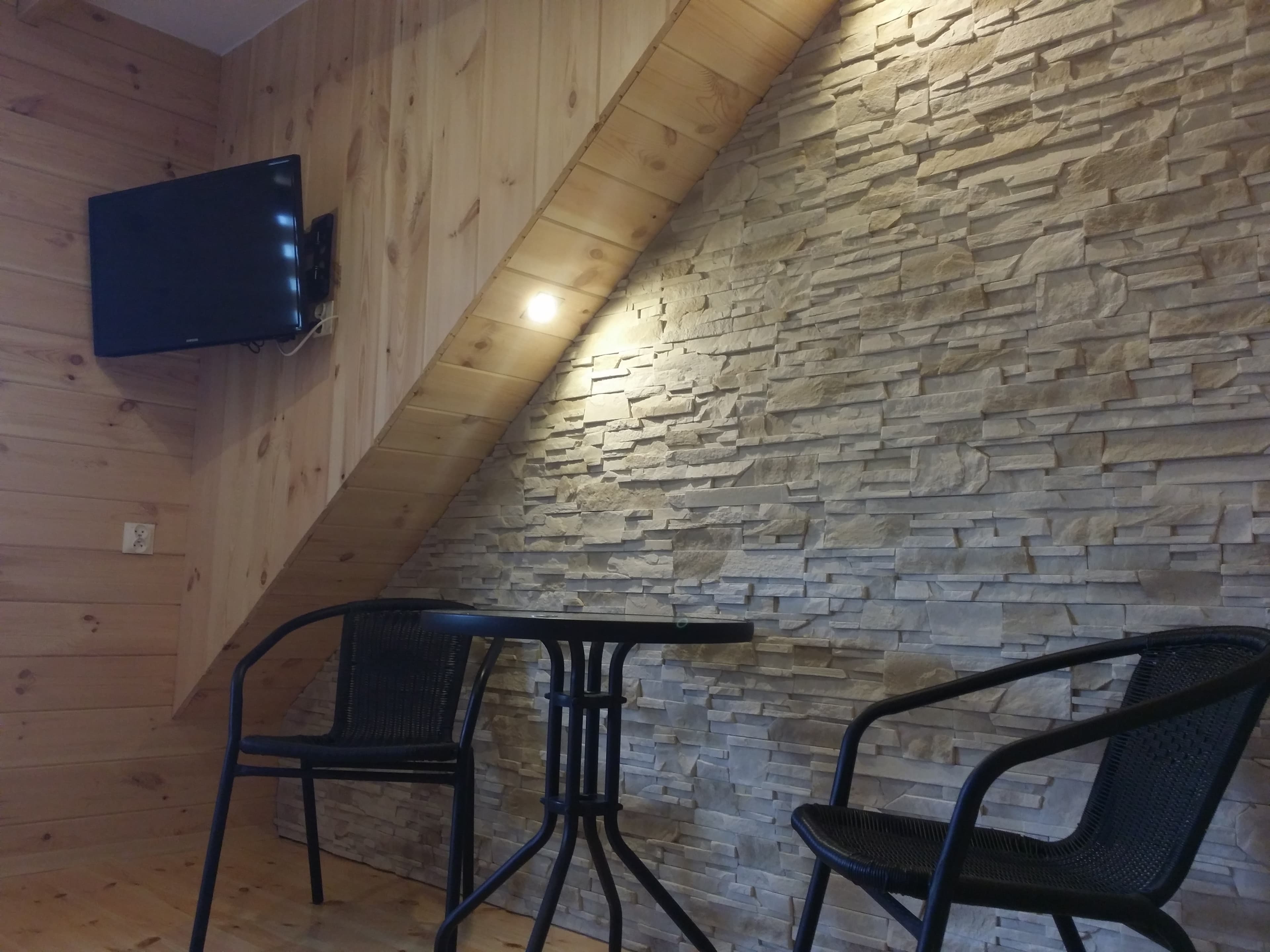 Elementy dekoracyjne w pokoju gościnnym