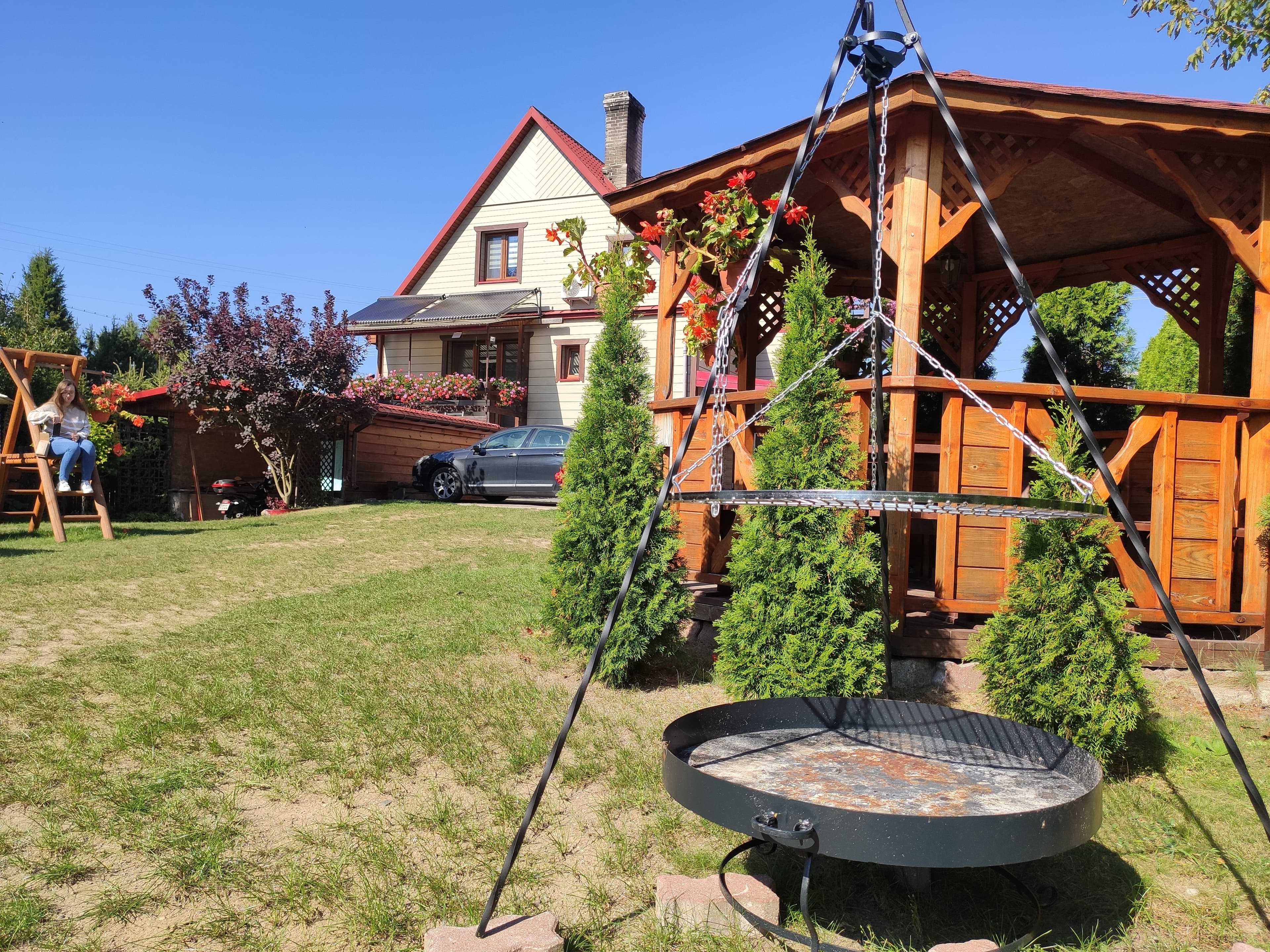 Zielony ogród wokół strefy relaksu