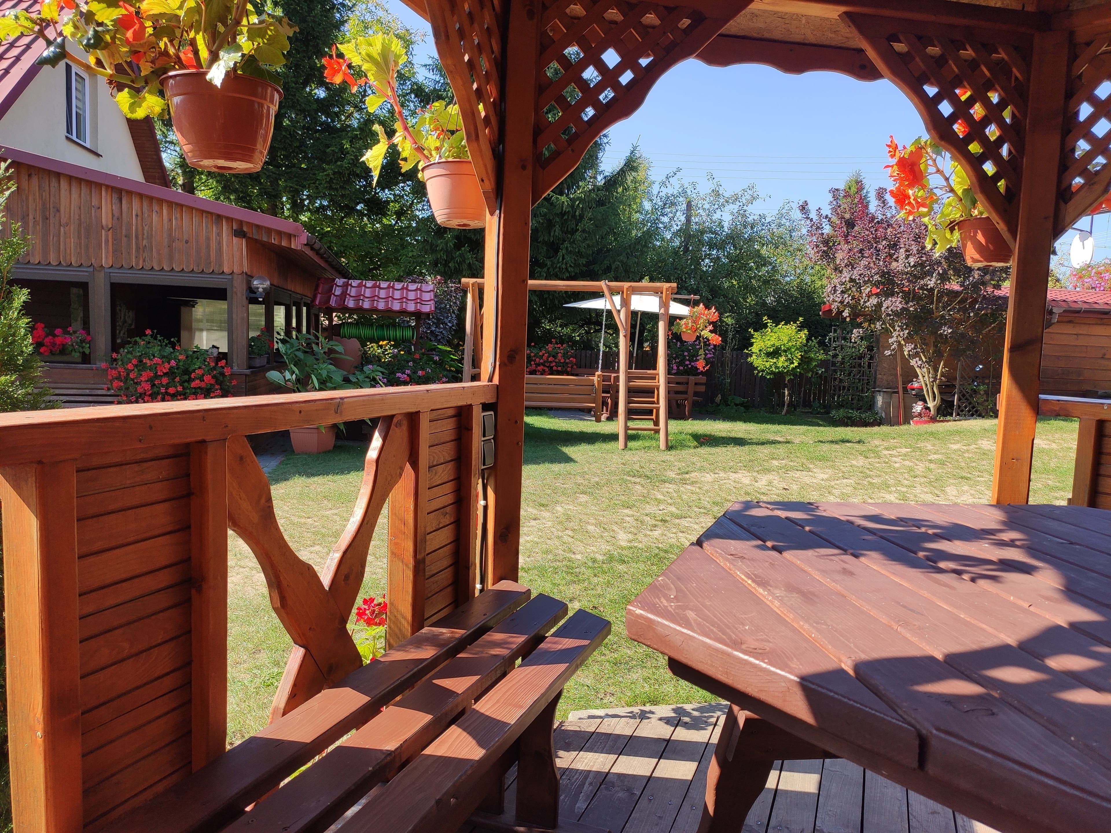 Wieczorny relaks w altanie ogrodowej